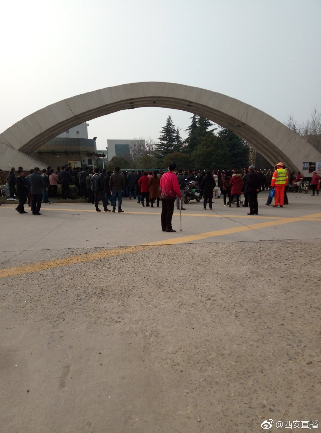 西安灞桥区西港花园中学一住校生坠亡