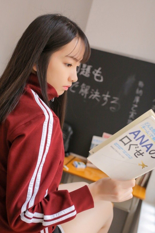 美艳教师美女运动服制服白皙性感撩人美腿写真集