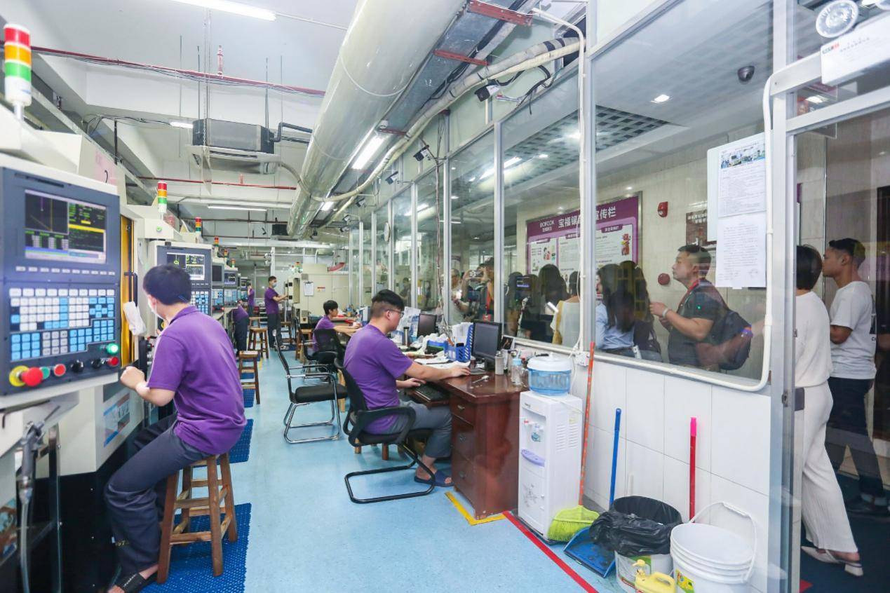 (图为媒体记者对某珠宝生产车间进行溯源检查)"金展京挑细选"京东运营