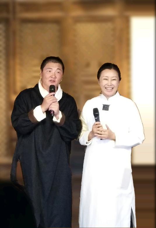 孙楠二婚妻子素装出镜文静儒雅笑容可掬与丈夫两人形影不离