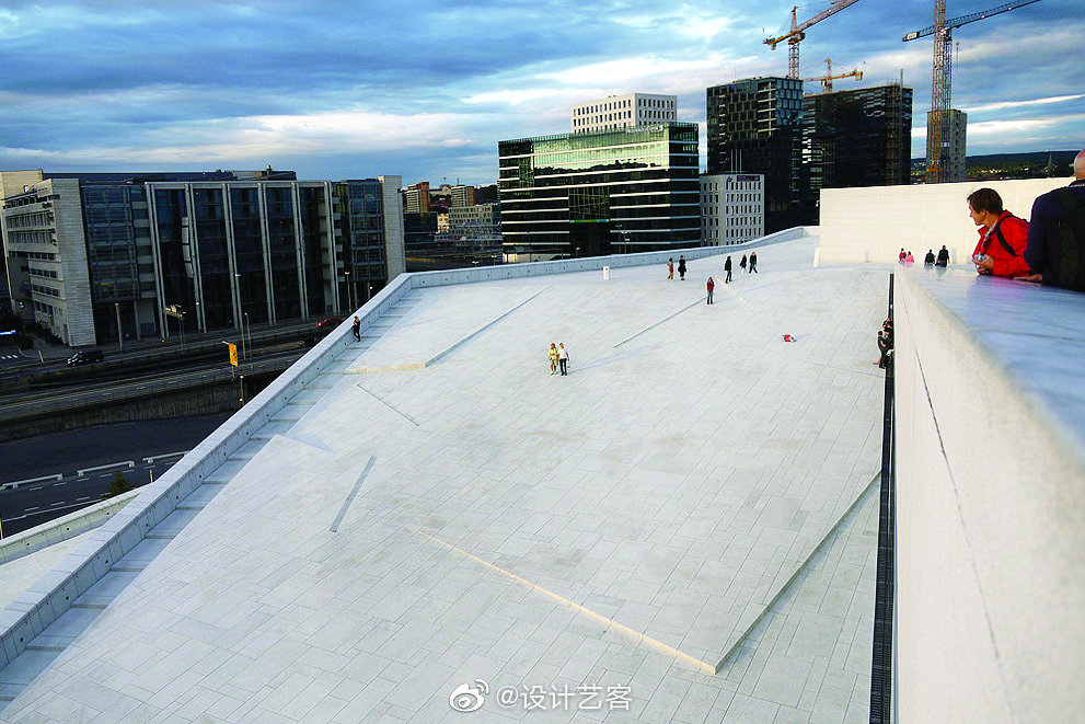 可上人的建筑屋顶,"浮"于水面的奥斯陆歌剧院