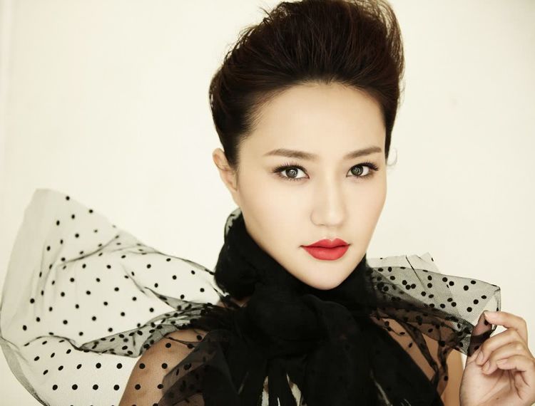 曾是张国立认定的儿媳,张默却心有所属,今嫁入豪门专心当阔太太