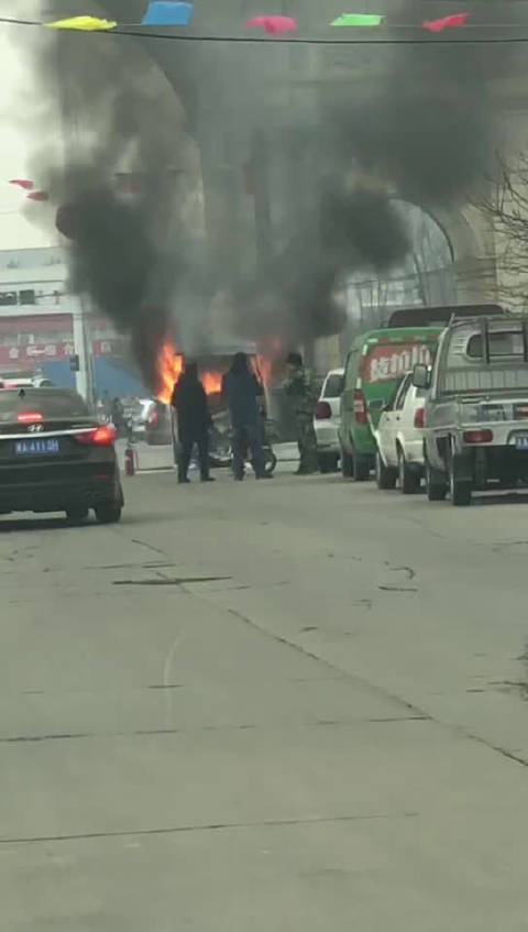 8月14日,意大利热那亚高架桥坍塌,20多辆汽车