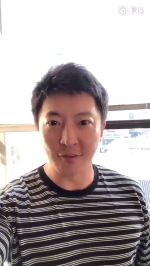 郭京飞的面部是橘皮脸,在配合奸门被鱼尾纹所刺破,苹果肌饱满