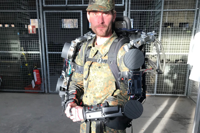 驻扎在布尔格的德国国防军第171后勤营的士兵测试外骨骼,德军称将来