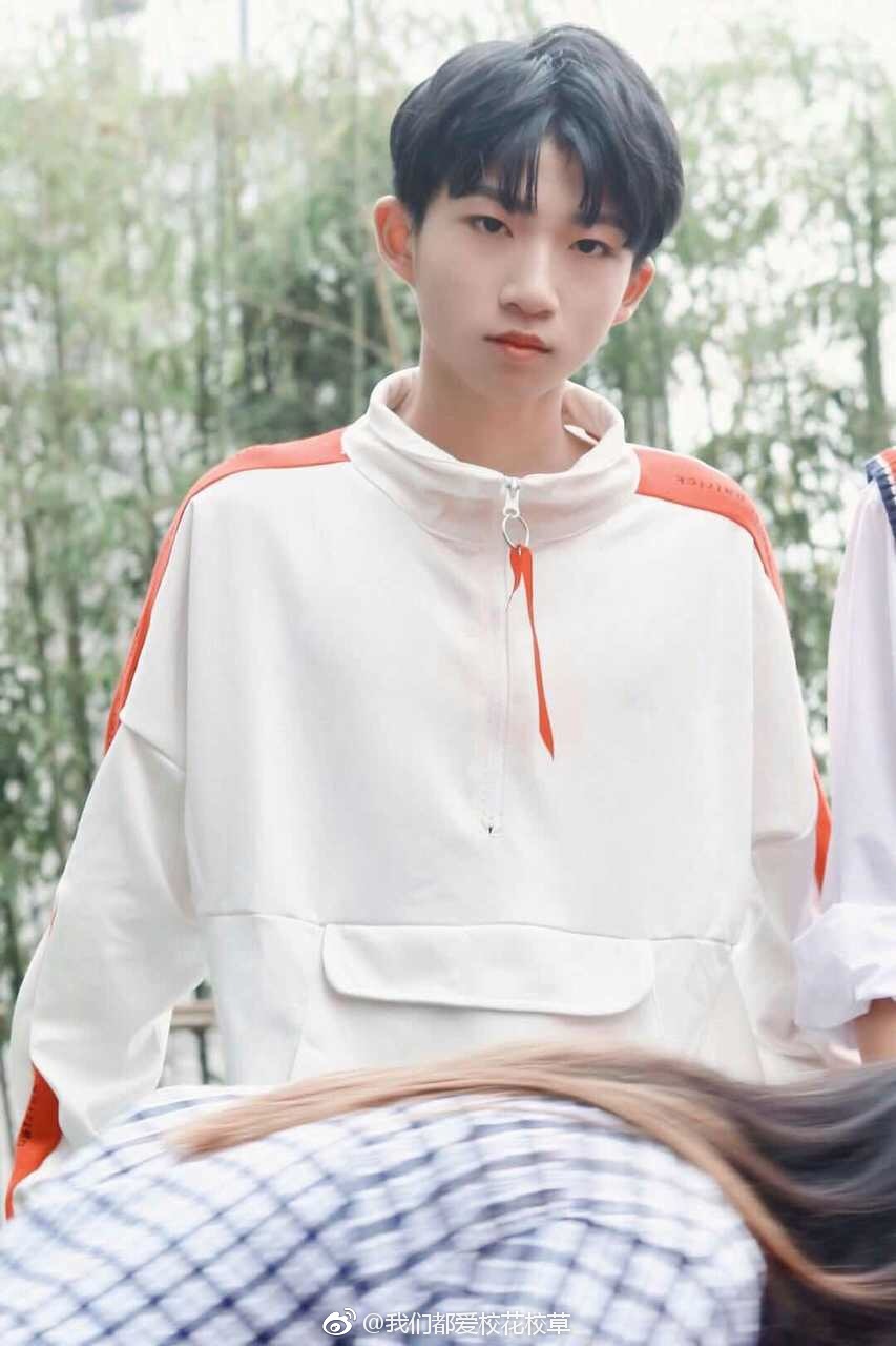 重庆育才中学 特长:唱歌,跳舞,吉他(想上墙的(美女)校花(帅哥)校草们