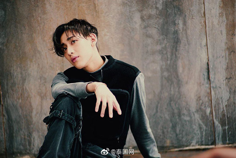 泰星Yaya与GOT7成员BamaBam段宜恩合体拍杂志