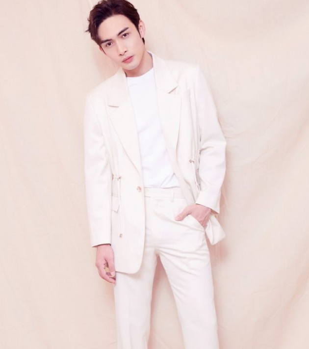 张彬彬的穿搭,白色西装套装干净帅气,咖色格纹外套潮范儿十足!