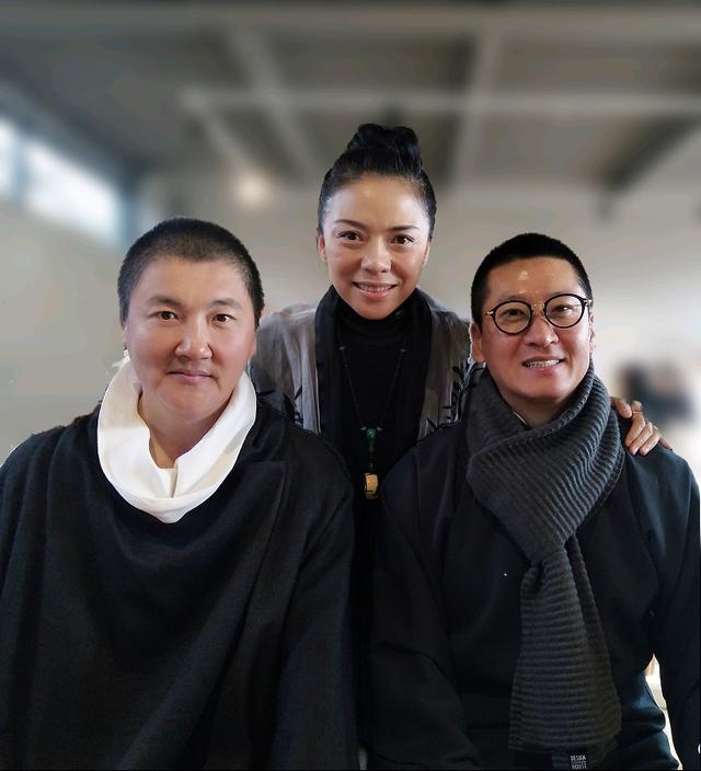 孙楠二婚妻子素装出镜文静儒雅笑容可掬与丈夫两人形影不离