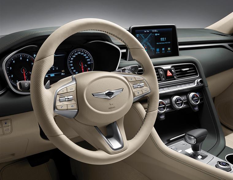 捷恩斯g70使用了大量的真皮和金属让内饰显得更加高级.