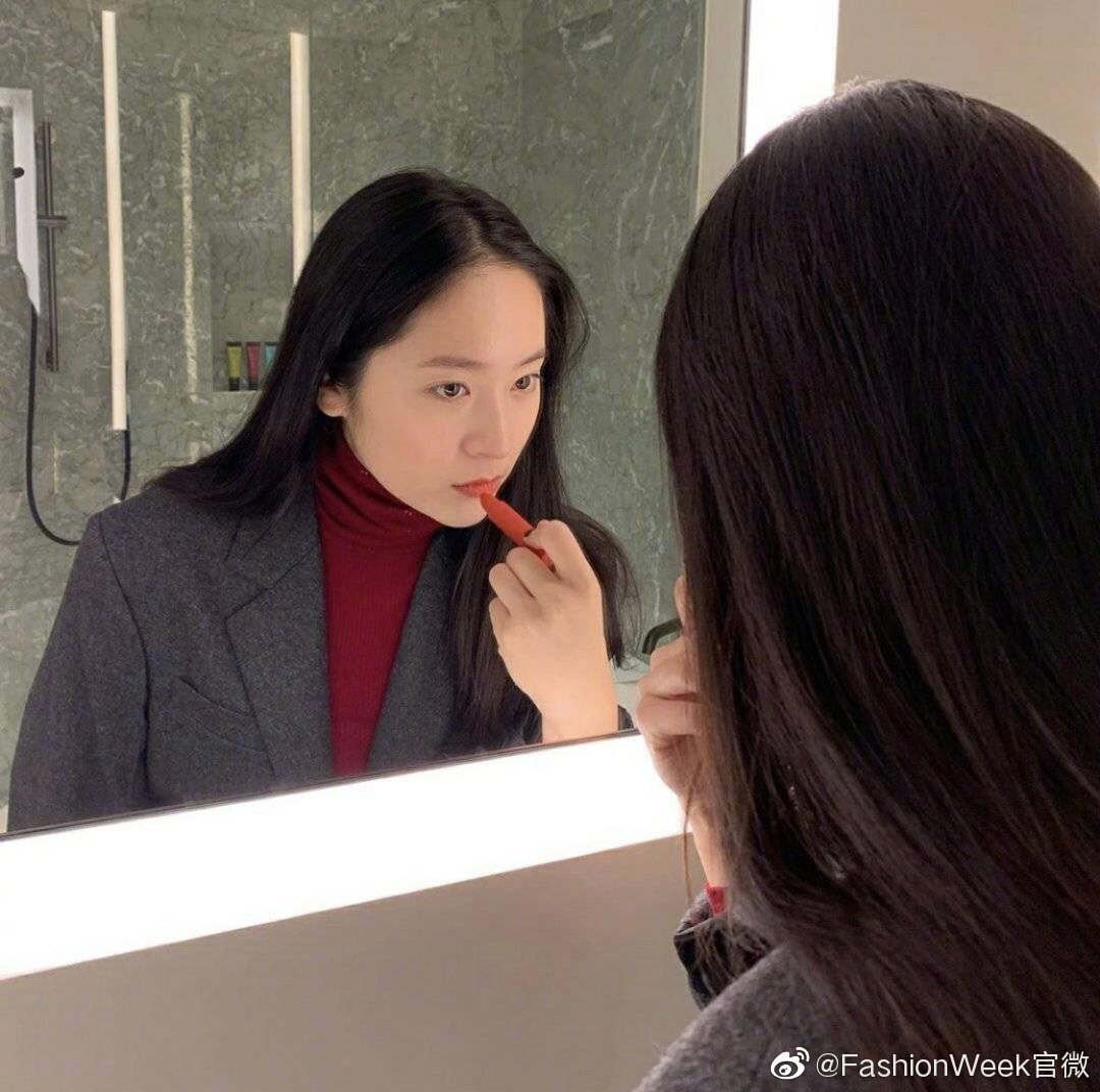郑秀晶 对镜描眉化红妆