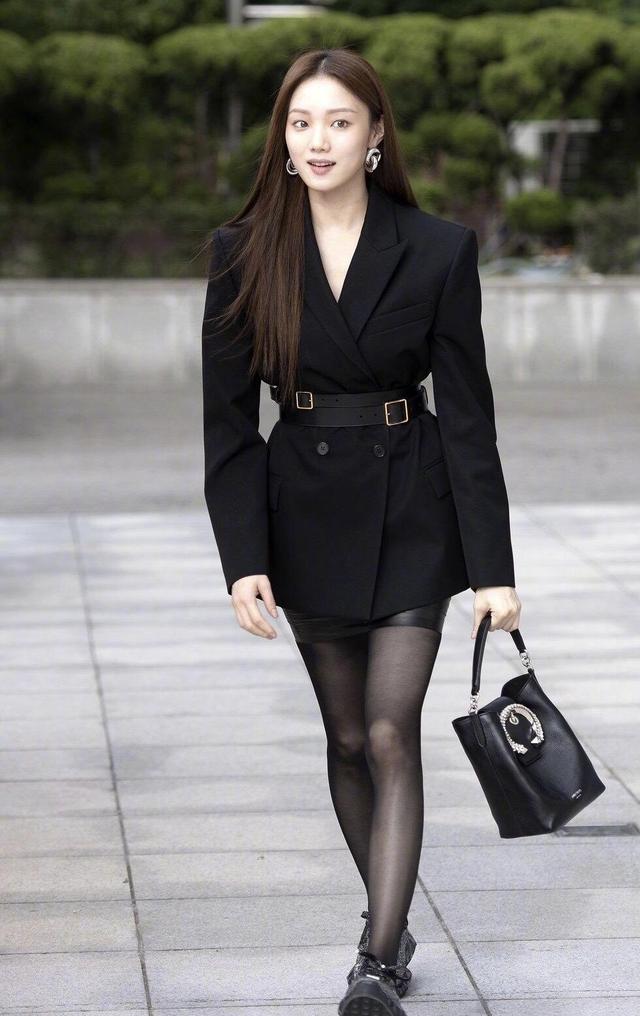 李圣经蚂蚁腰真细穿黑色西装配短裙亮相175cm身材比例太出众