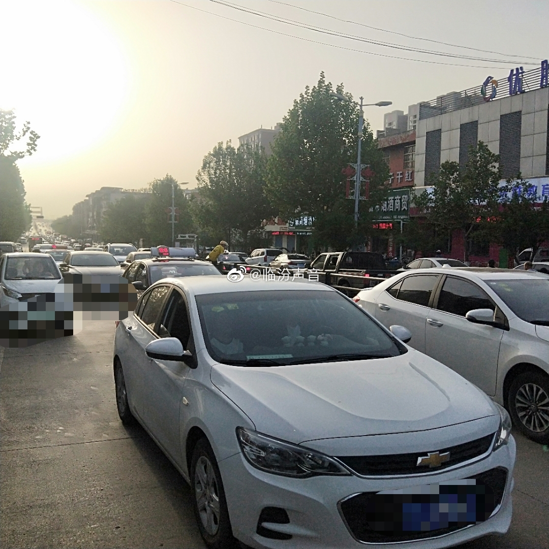 临汾这条街来往车辆很多,@美团骑手 小哥哥还是不要翻栏杆喽