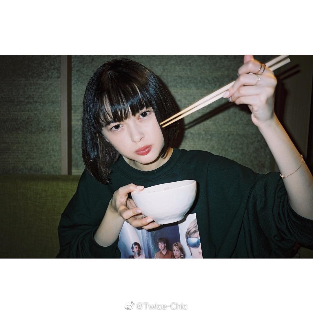 玉城tina生活在东京的22岁美日混血标志性齐刘海蘑菇短发