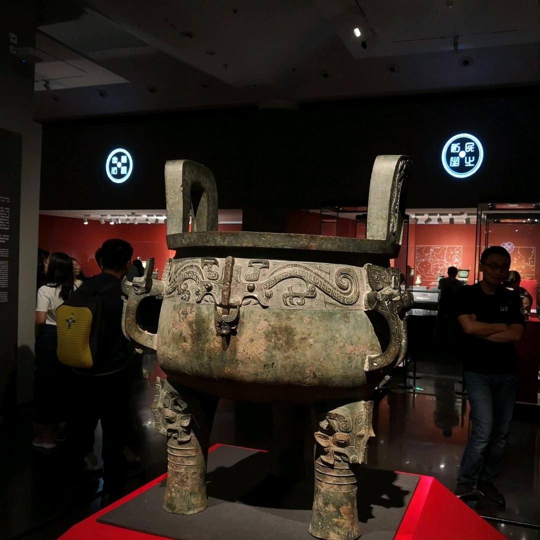 西周饕餮纹淳化大鼎. 这尊西周大鼎重二百二十五公斤,高一米二