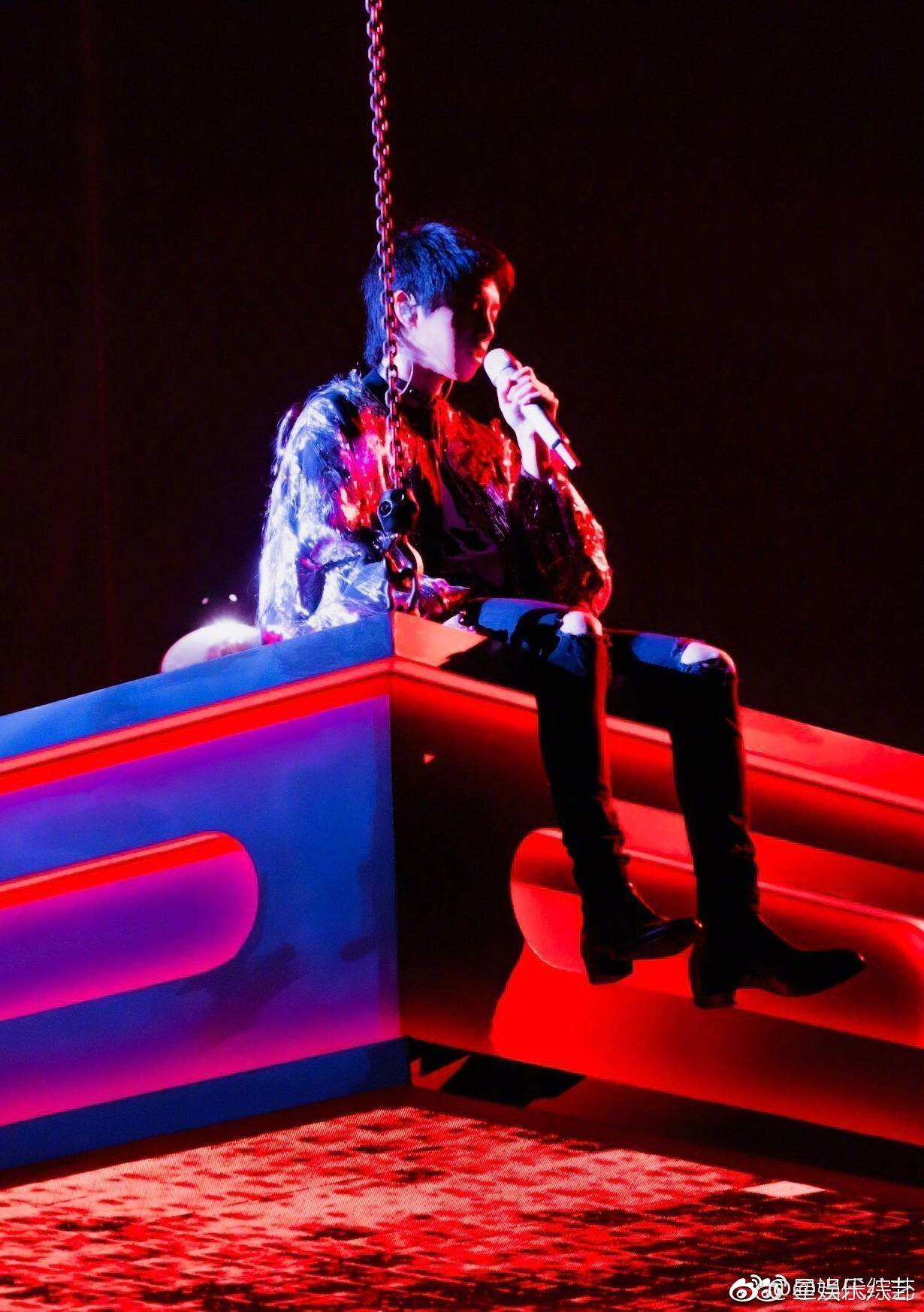 湖南卫视跨年演唱会华晨宇演唱的新歌《斗牛》电视首秀