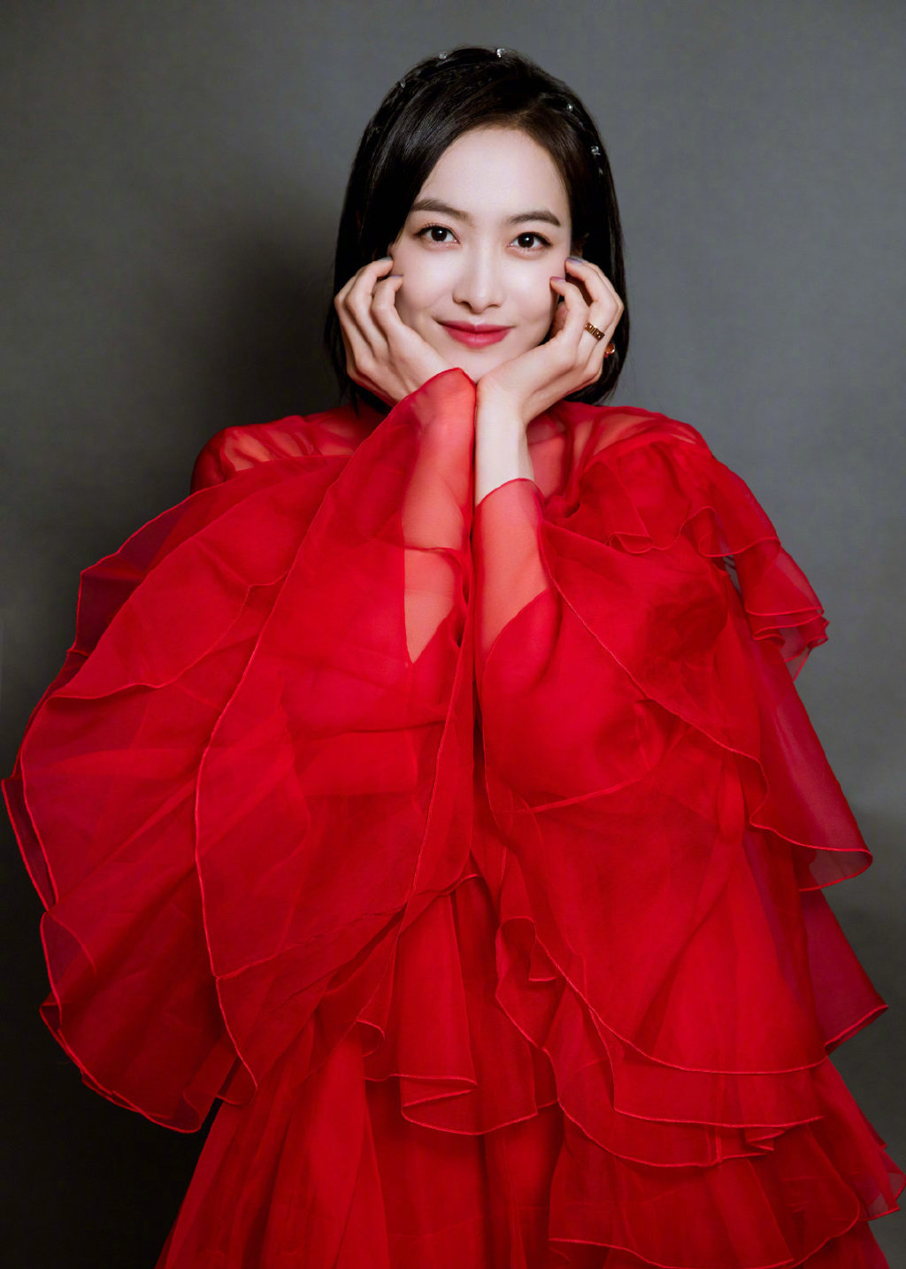 宋茜身着一袭红色薄纱蛋糕裙精致水晶编发, 搭配一双jimmychoo高跟鞋