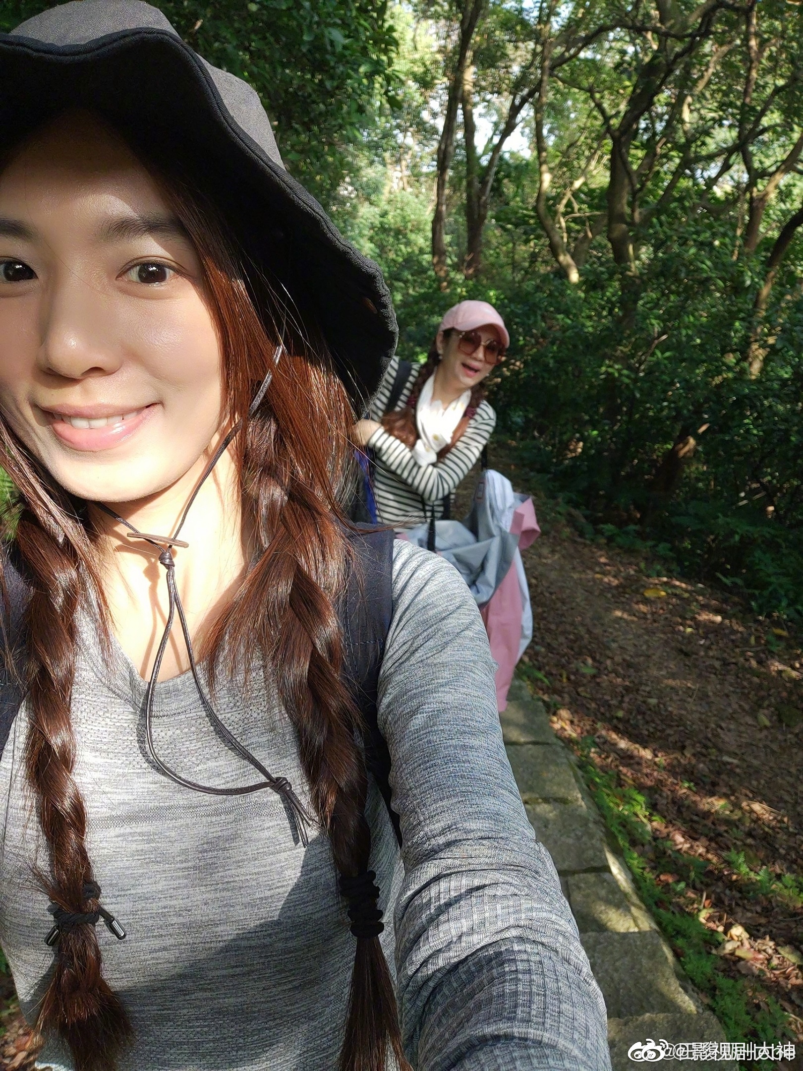 hebe田馥甄晒出she合体郊游的照片,三姐妹素颜同框,笑的十分开心