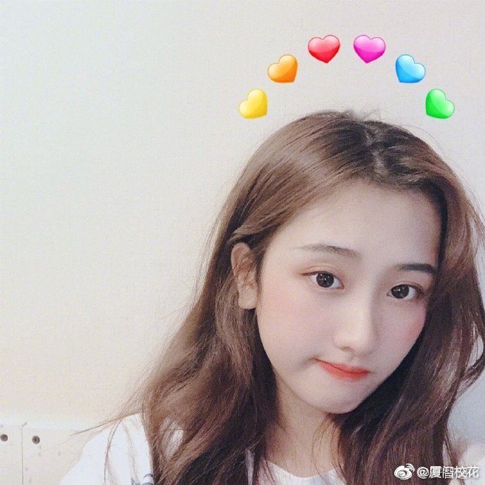 她叫严智超 00年,2019年表演艺考生,身高165cm,双