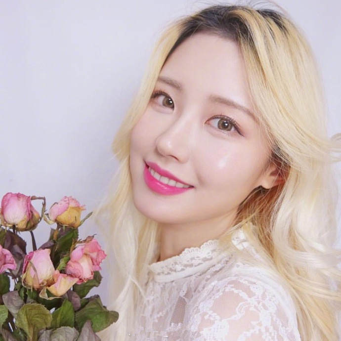 亚麻白金色长发