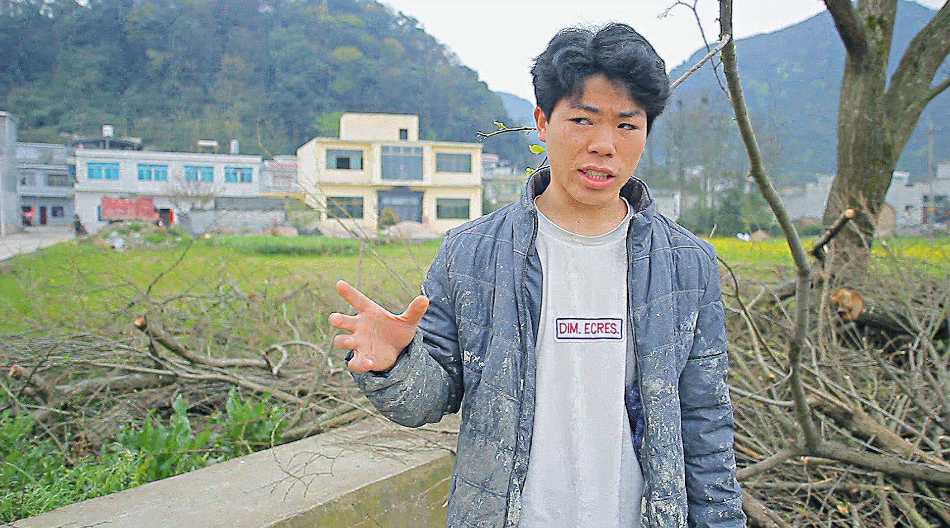 小伙靠村里的喇叭走出大山,1年后衣锦还乡,朋友呼呼不已!