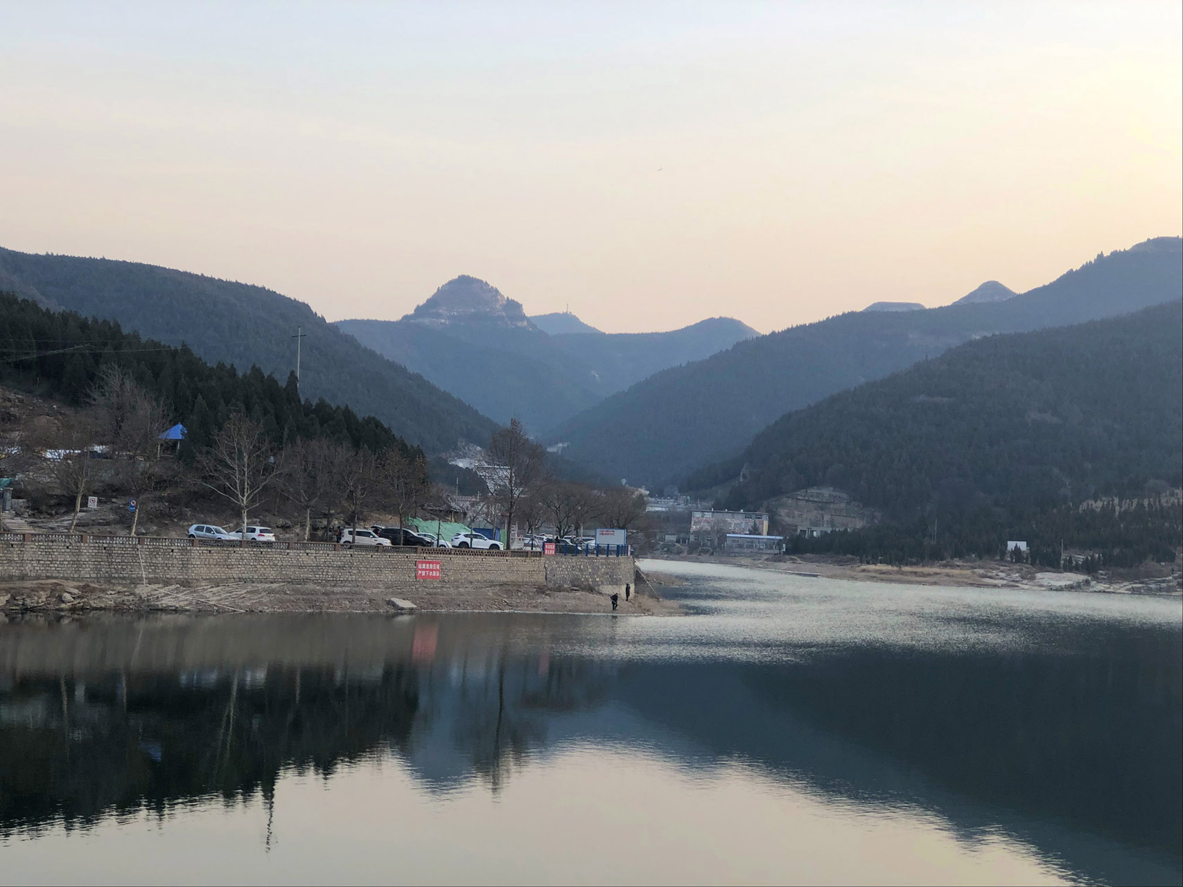 三面环山济南浆水泉水库