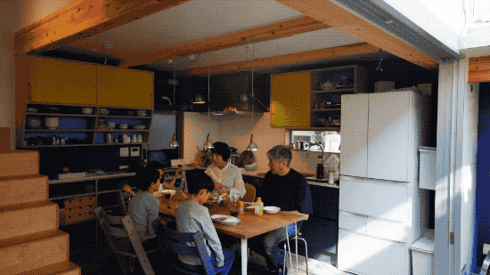 市中心最强违建房：没屋顶，一家五口每天露营、烧烤、泡温泉（组图） - 13
