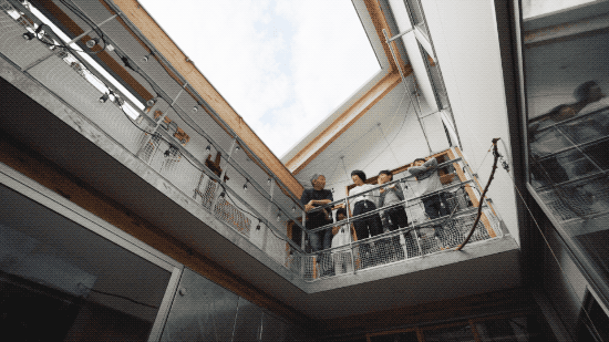 市中心最强违建房：没屋顶，一家五口每天露营、烧烤、泡温泉（组图） - 35