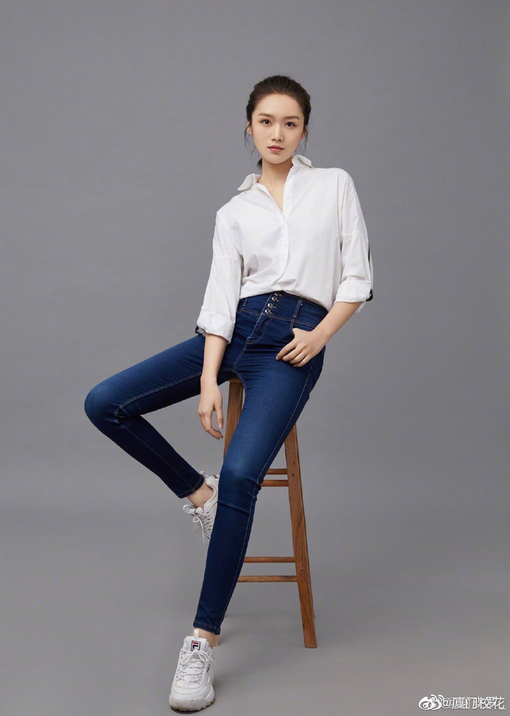 她叫刘姝彤97年就读于中国戏曲学院身高178cm达斡尔族姑娘