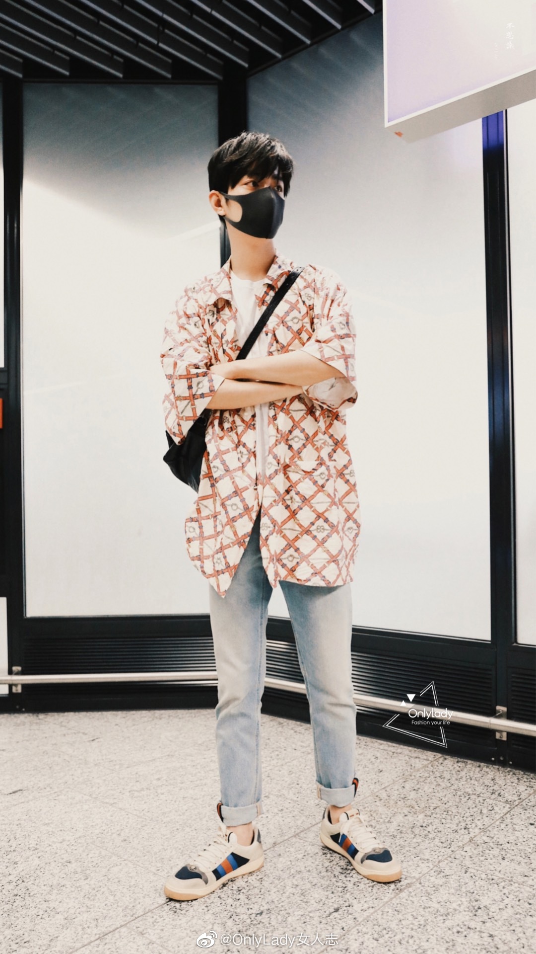 x玖少年团肖战daytoy 身穿gucci菱格纹衬衫,饰条纹织带牛仔裤