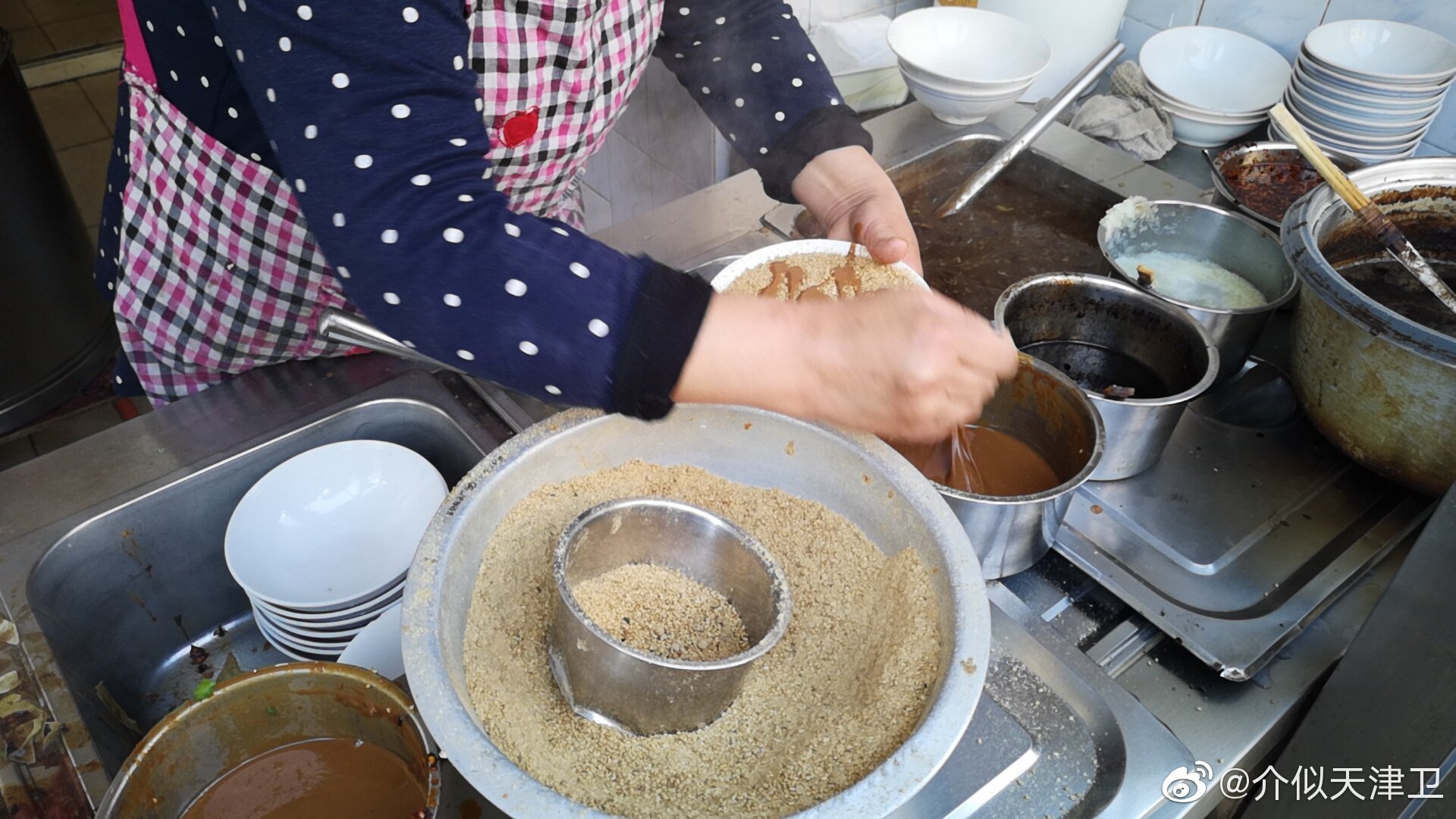 天津早点之面茶面茶的味道是咸香中后口略带清甜