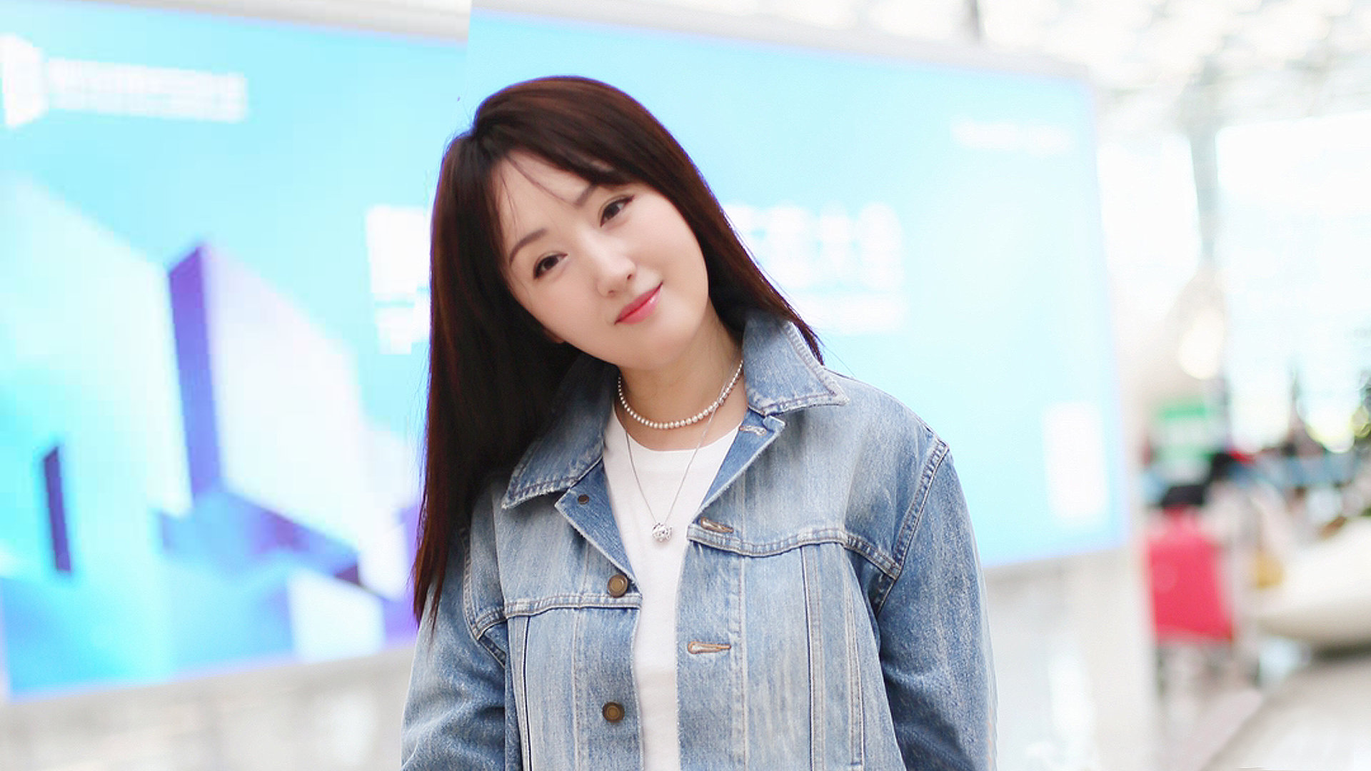 杨钰莹深圳飞徐州遇班机晚点,忠实粉丝深夜守候观音机场迎驾女神