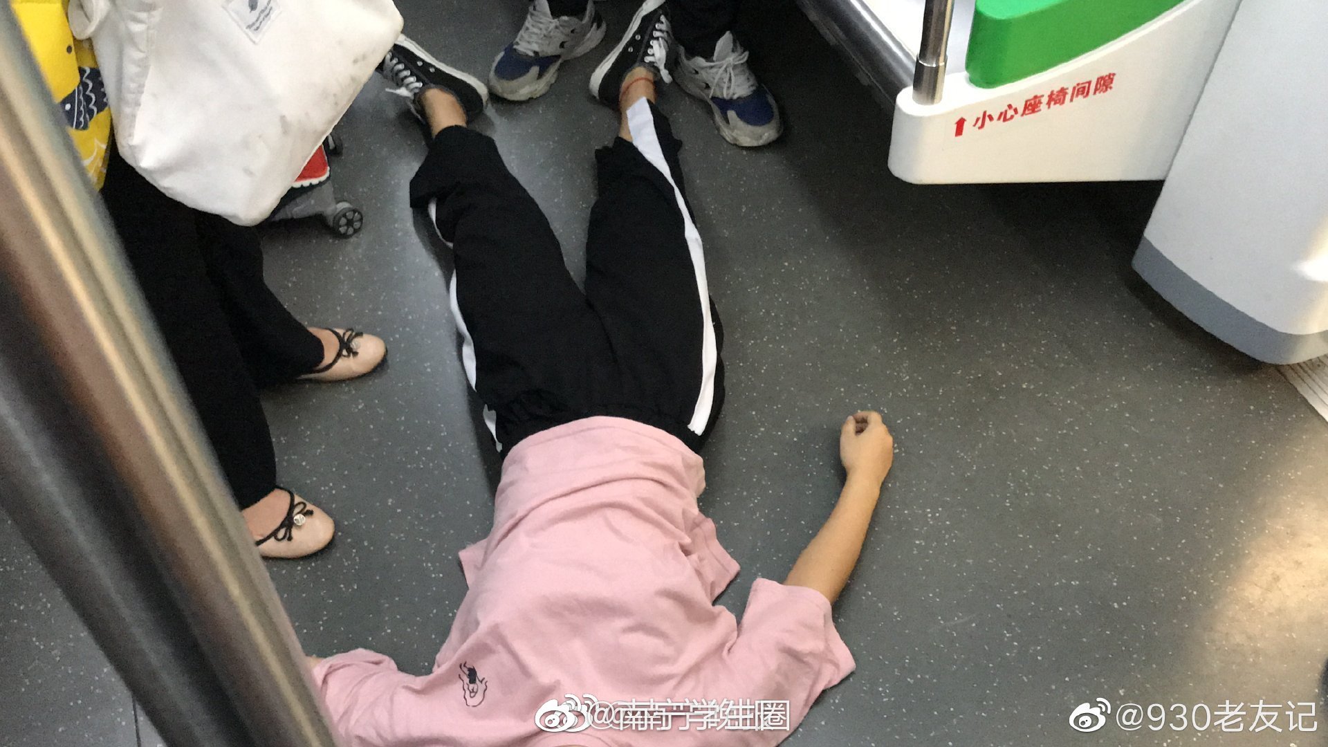 为赶上班女乘客地铁内晕倒南宁地铁工作人员及时救助