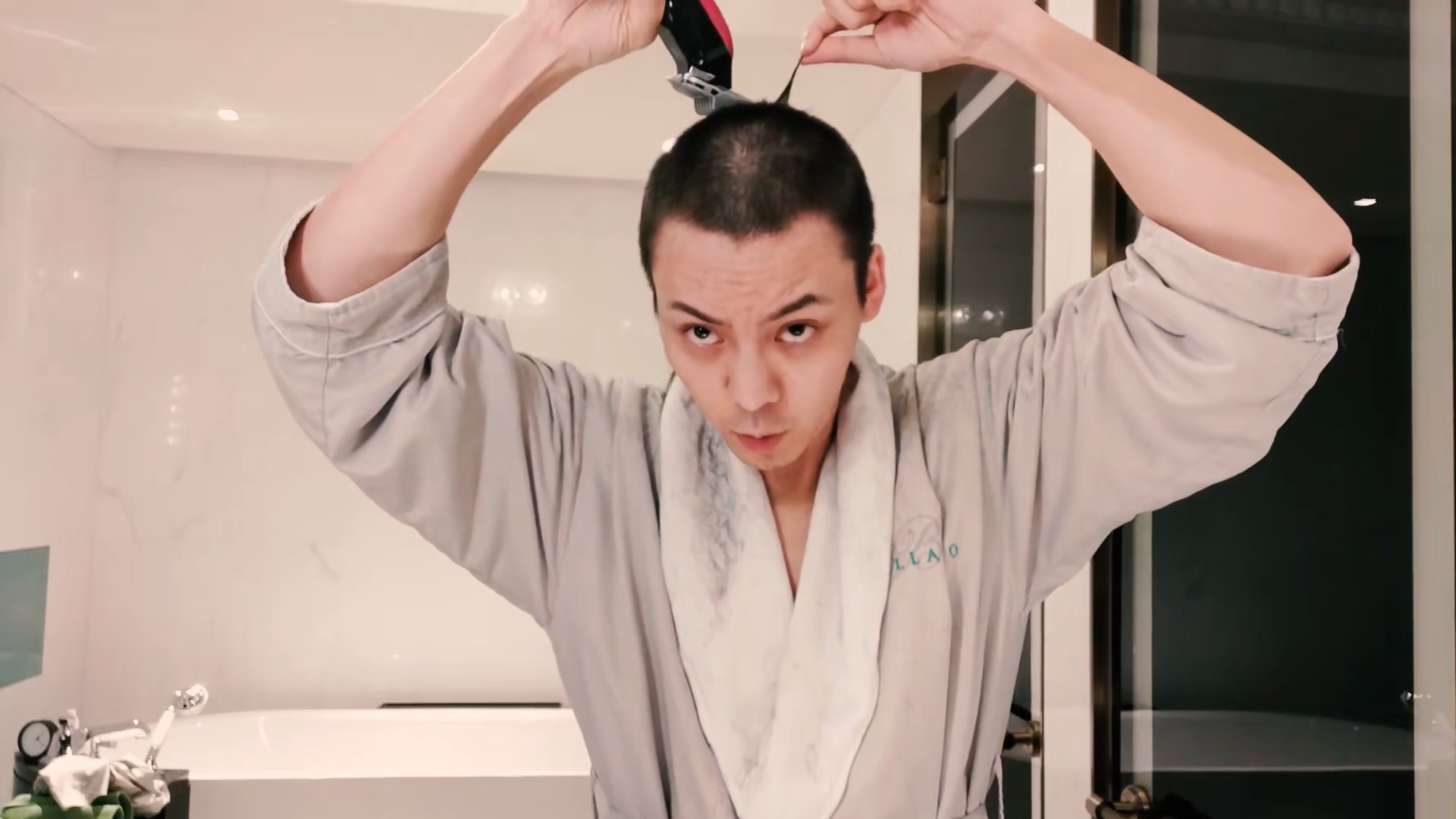 陈伟霆好a一男的,自己动手剪寸头,这是要抢tony老师的饭碗吗