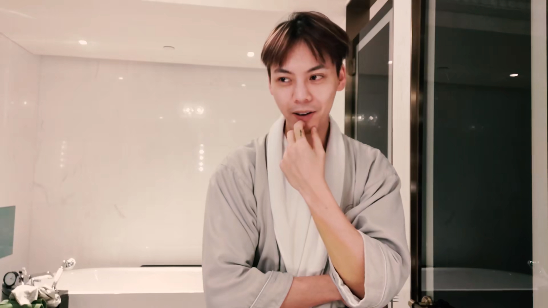 陈伟霆好a一男的,自己动手剪寸头,这是要抢tony老师的饭碗吗