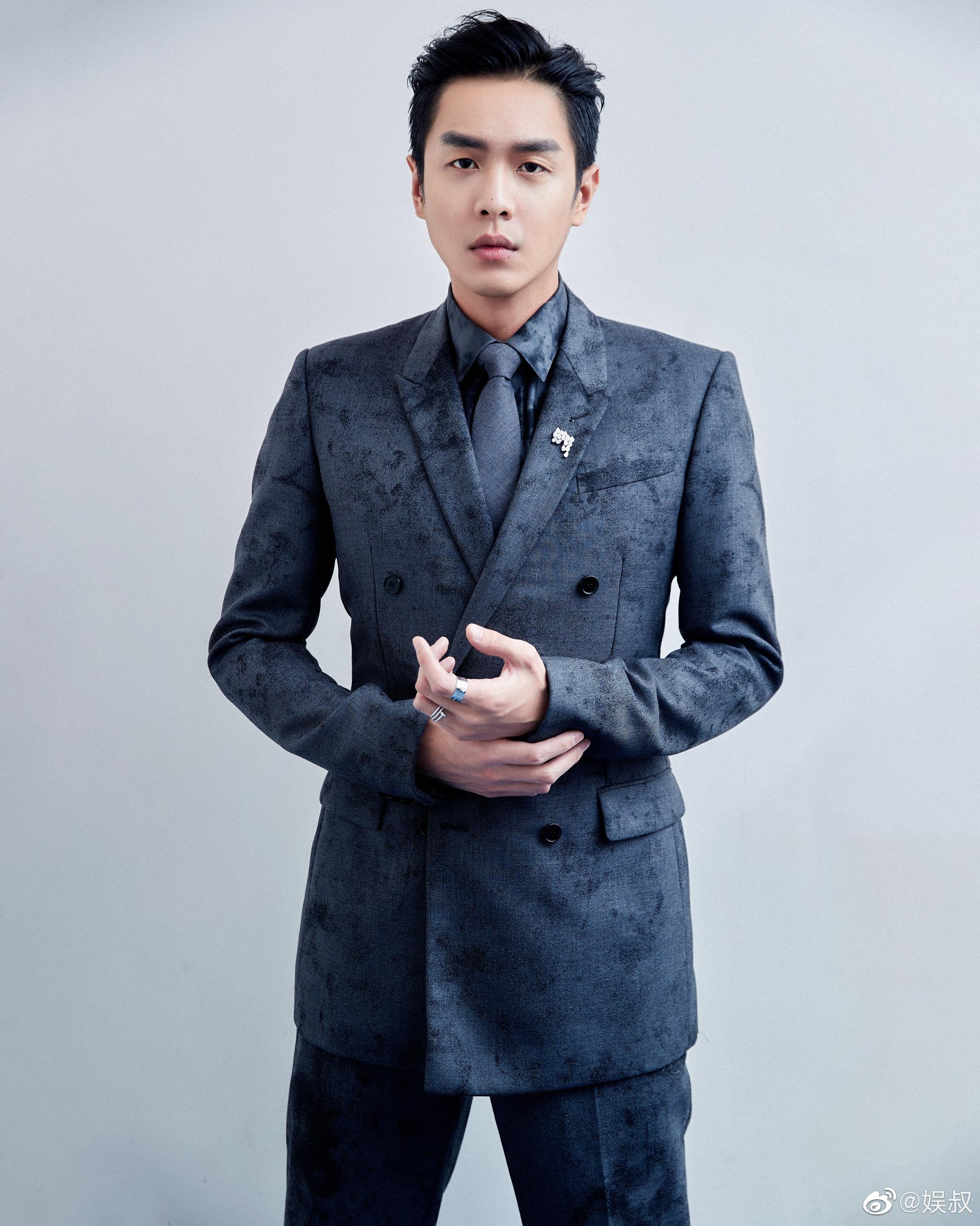 小范大人的帅气又营业了!简约雅致的扎染西装,又a又酷的表情