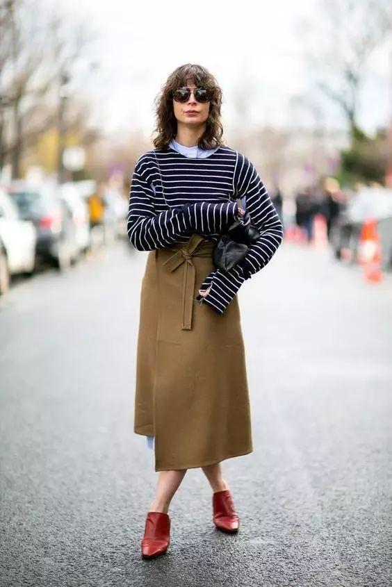 拼色条纹的搭配能够给冬日沉闷的色彩带来不一样的感觉