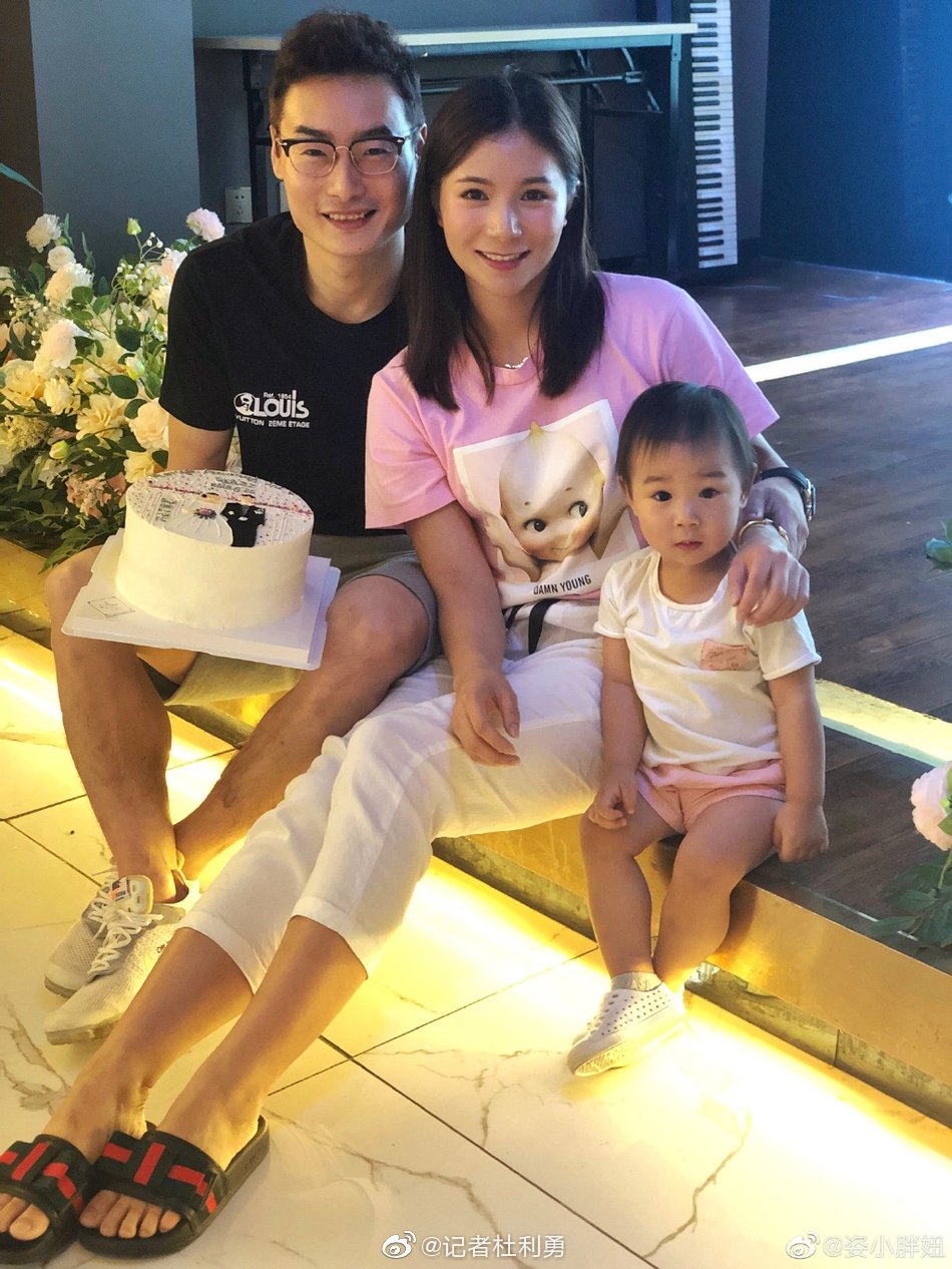 跳水皇后何姿晒结婚周年照与秦凯甜蜜依偎萌娃可爱入镜