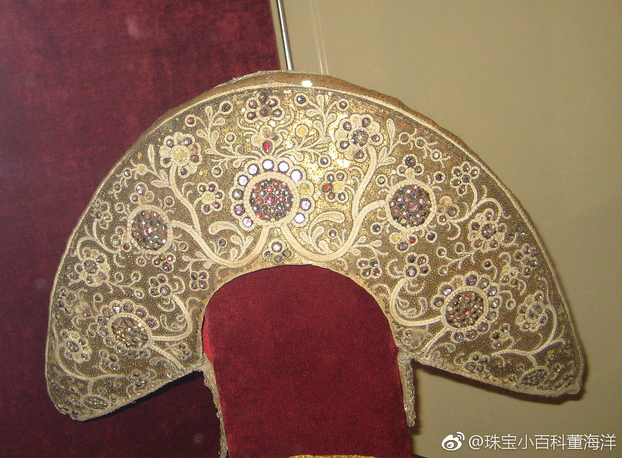 Kokoshnik——这种流行于俄罗斯北部的女性头冠,大约成型于17世纪