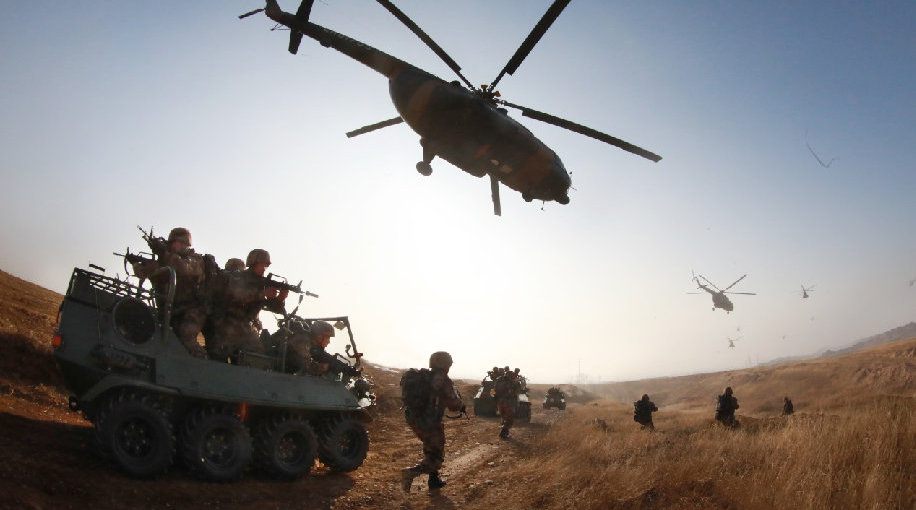 时髦!解放军空中突击旅震撼亮相,直升机群穿云破雾直取敌营