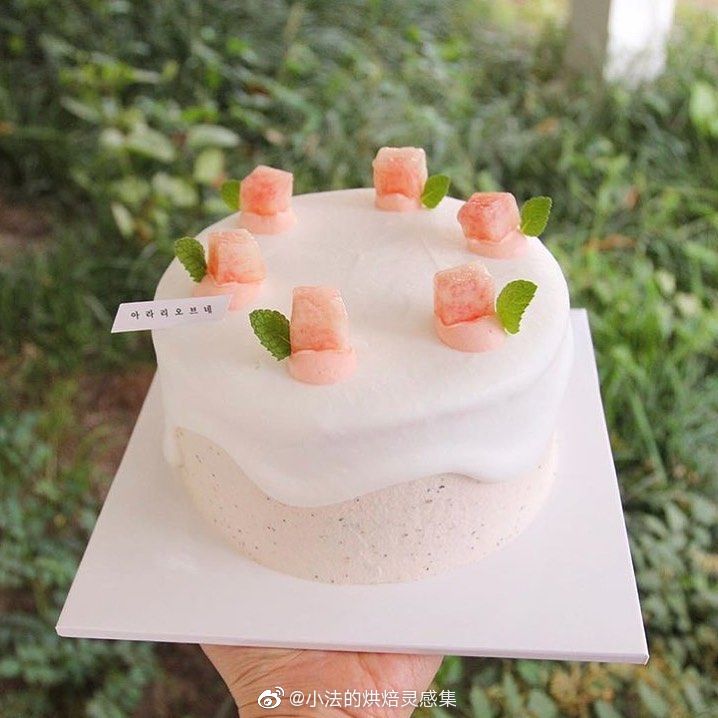 分享一组韩国私房的桃子蛋糕,用了淡奶油淋面,感觉很好吃的样子