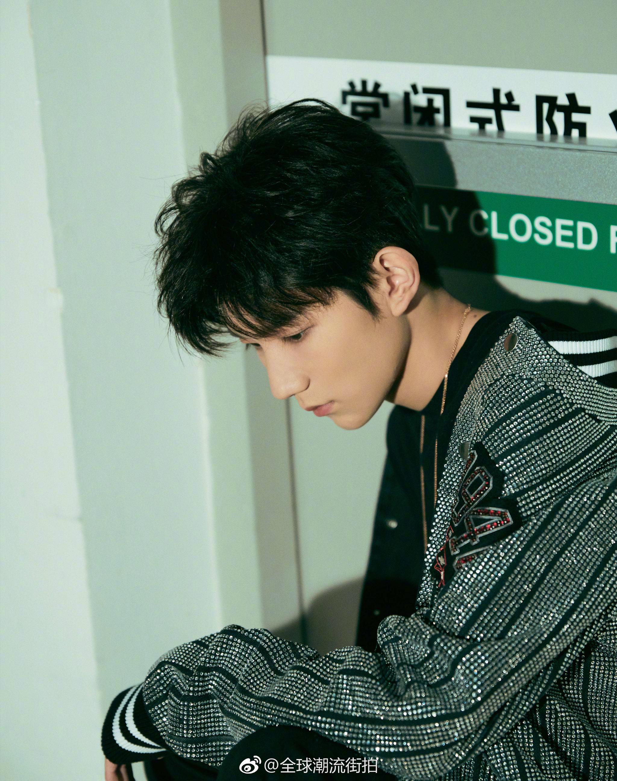 王源| 烎潮音发布夜一身balmain 2019春夏系列外套搭配chopard珠宝