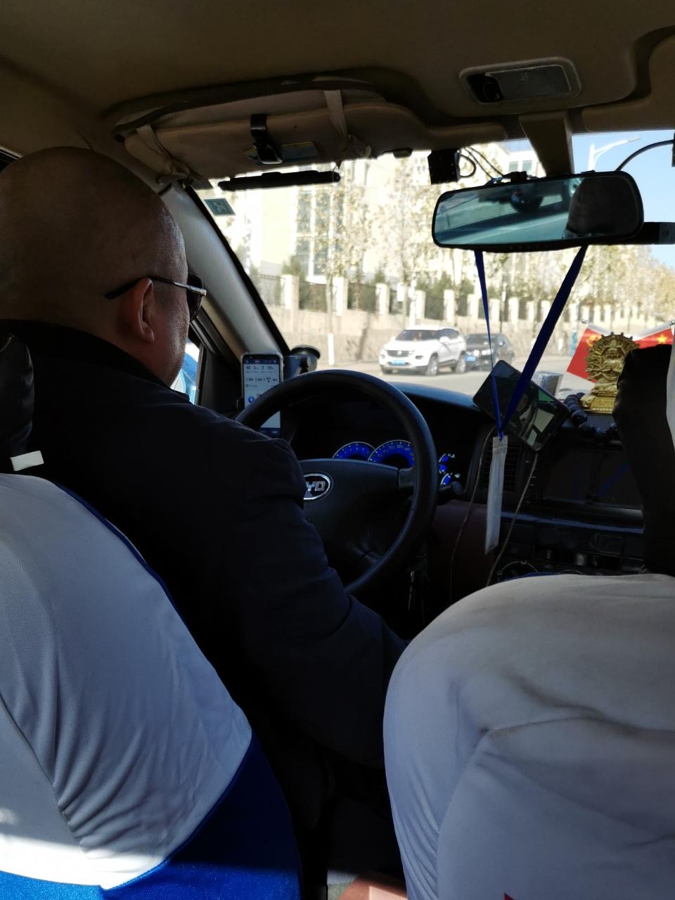 出租车司机一边开车一边看电视剧,你遇到咋办