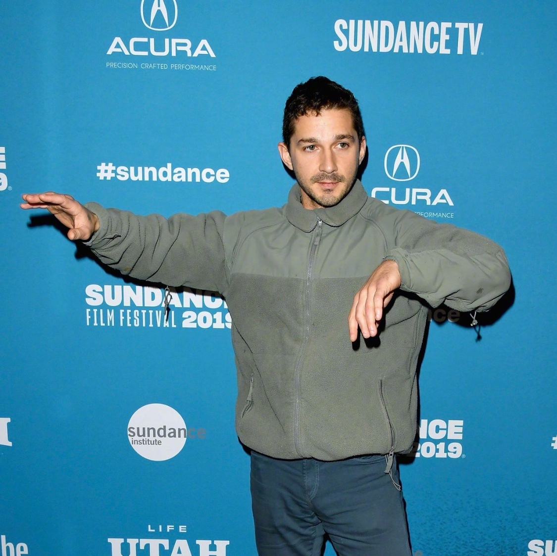 许久不见的希亚·拉博夫在圣丹斯电影节宣传他的新片《宝贝男孩》.