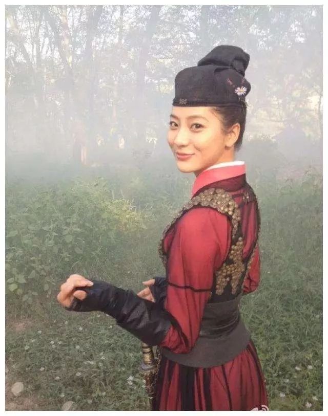 经历史总是如此相似,陈嘉上的第一任妻子前港女陈慧仪也是和他因戏生