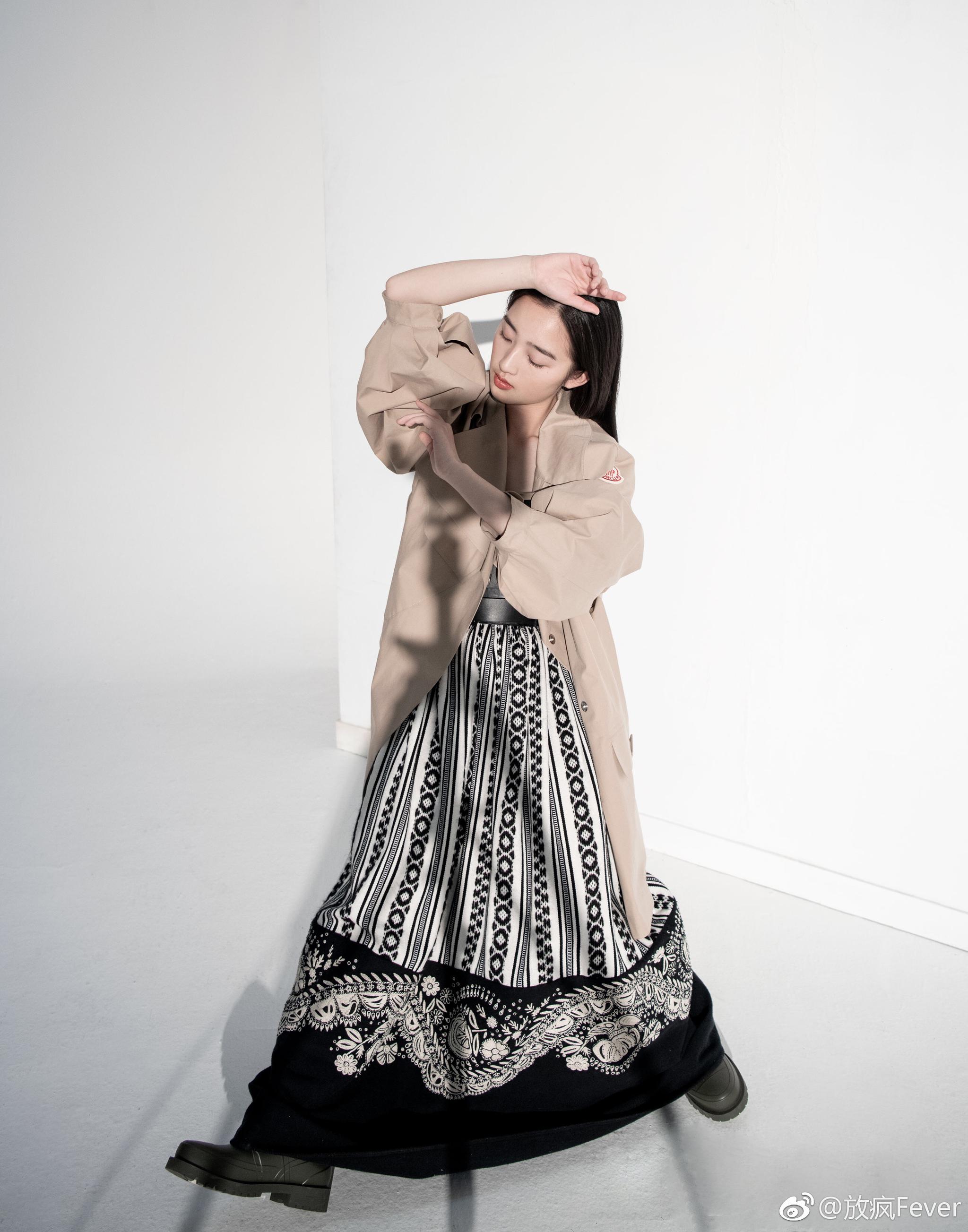 邓恩熙 《ellemen》时尚大片释出,"水果硬糖"少女