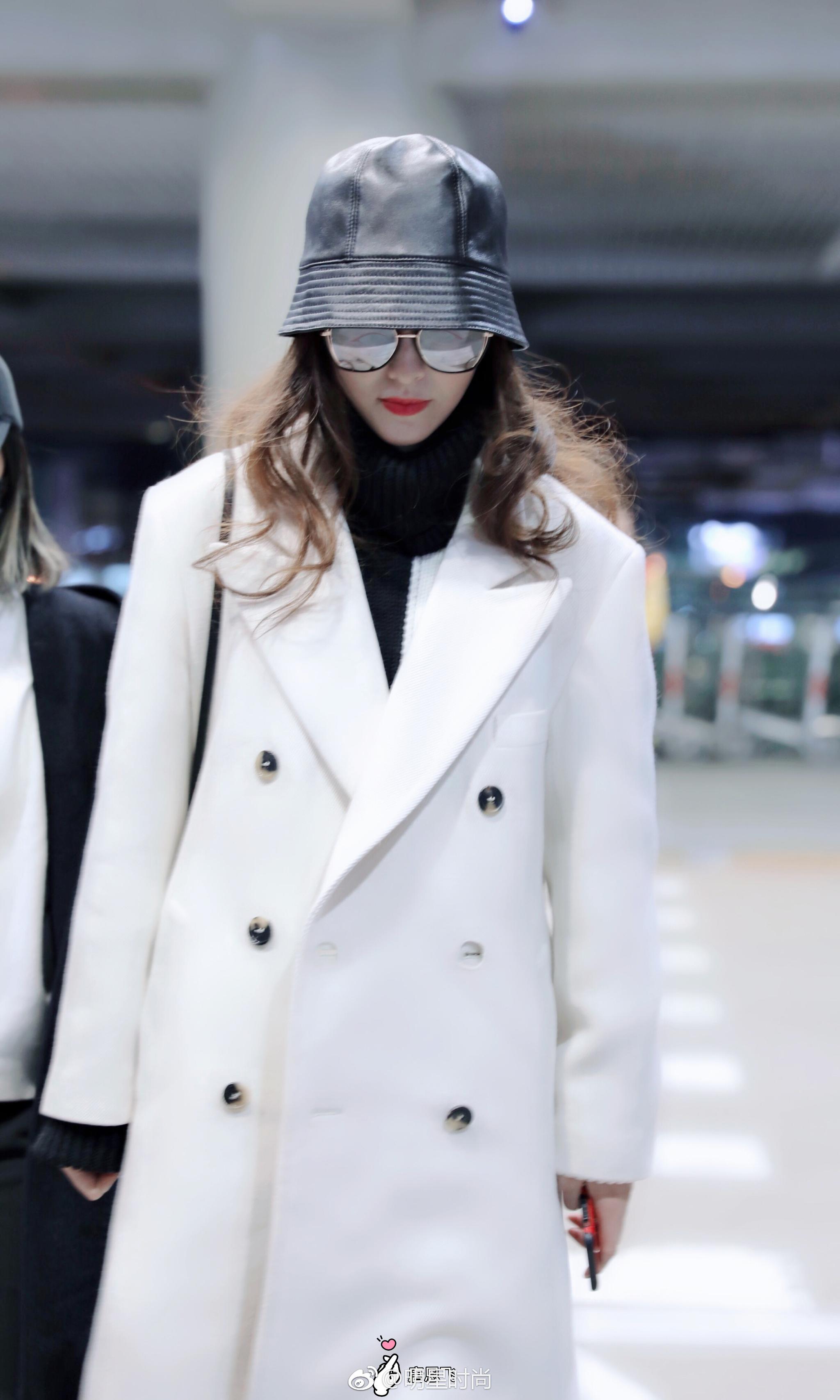 12月27日,唐嫣现身北京机场,白色大衣搭配黑色长裤,飒爽干练