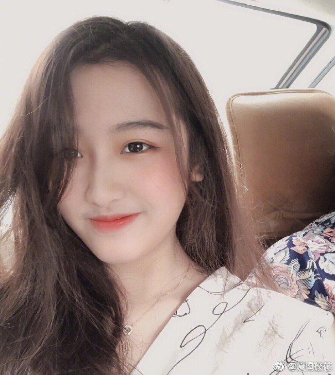 她叫严智超00年2019年表演艺考生身高165cm双子座