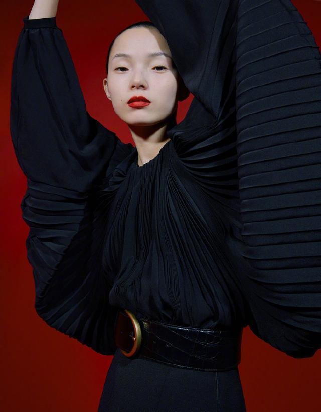 超模雎晓雯惊艳出镜,亮片西装搭配超短裤,露出修长美腿