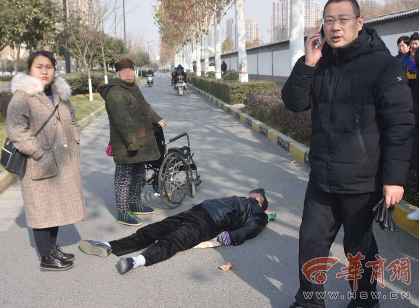 【男子突发疾病晕倒 西安一高校师生看护半小时】